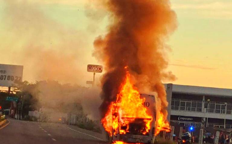 Arde autobús en la Villahermosa-Frontera (Video) - El Heraldo de Tabasco |  Noticias Locales, Policiacas, sobre México, Tabasco y el Mundo