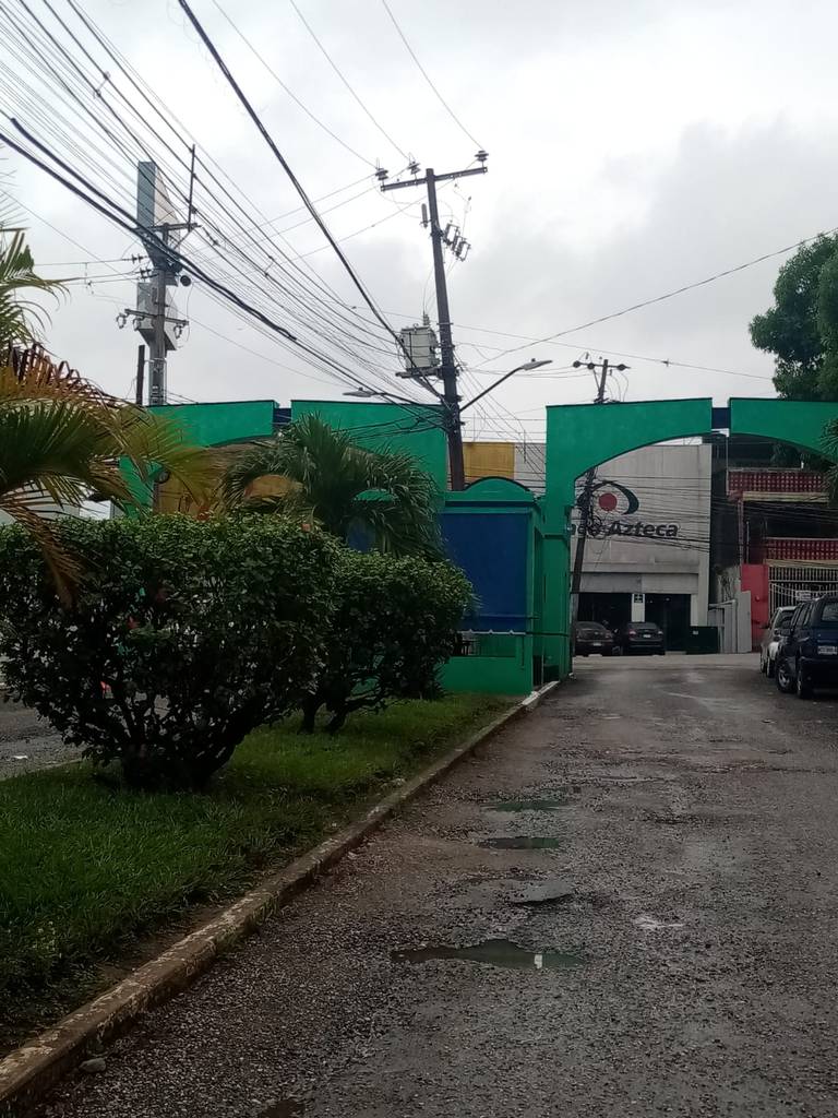 Vecinos denuncian poste de luz inclinado en el Centro de Monterrey