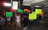Un grupo de personas se manifestó a las afueras del CEDH para denunciar el presunto levantón de policías por parte de sujetos encapuchados Fotos: Javier Chávez| El Heraldo de Tabasco
