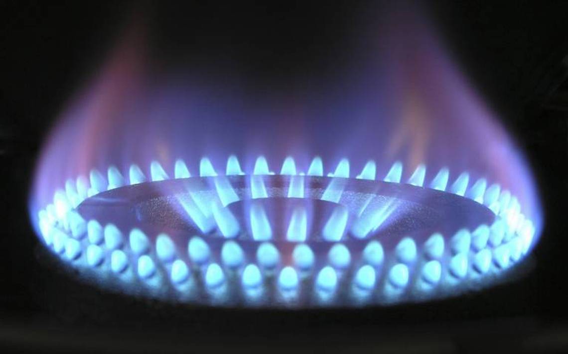 Una llama azul de una estufa de gas con una llama azul